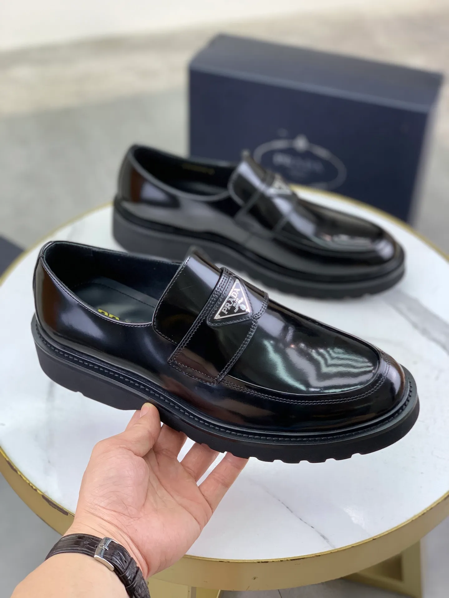 Factory price P860 💰Original quality, top version🔱 ＰＲＡＤＡPrada. Men's business casual leather shoes, top-quality leather shoes. 1:1 shipment ⬆️Luxurious and noble 👞All imported original color-rubbed edge beads, just to create a more comfortable wearing experience. Upper: Original comfortable open-edge bead rubbed color calfskin ➕Top imported water-dyed full cow lining, original lightweight and comfortable TPU foam combination bottom ✔️Code number: 39-45 (38.46 47 can be customized)